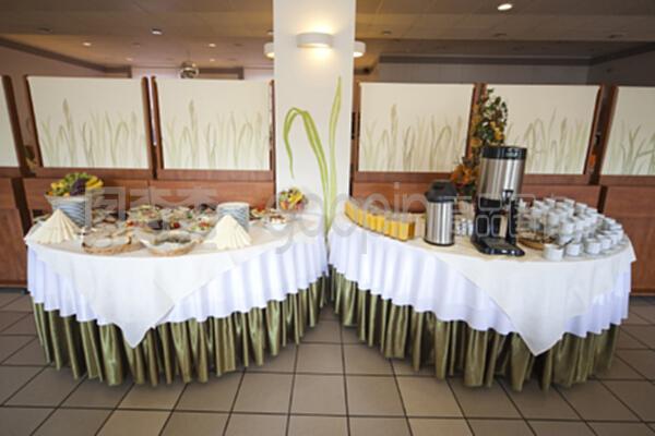 滿桌沙拉的餐飲服務(wù) 健康與美味的完美平衡