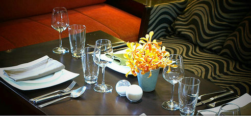 如夢似幻夜光杯 葡萄酒酒杯的鑒賞與餐飲服務藝術